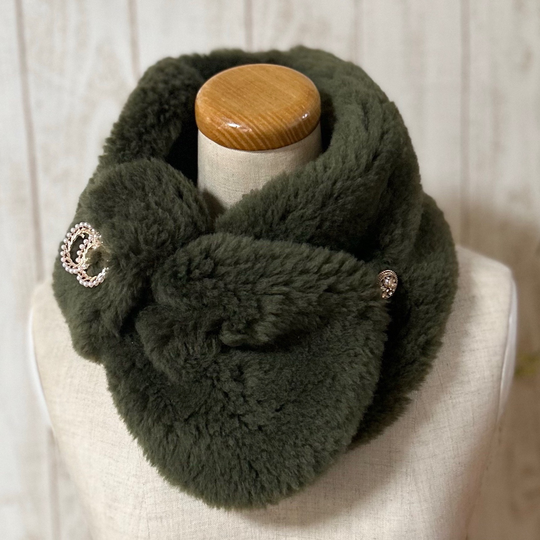 ブローチ付きボアマフラー（カーキ）マフラー