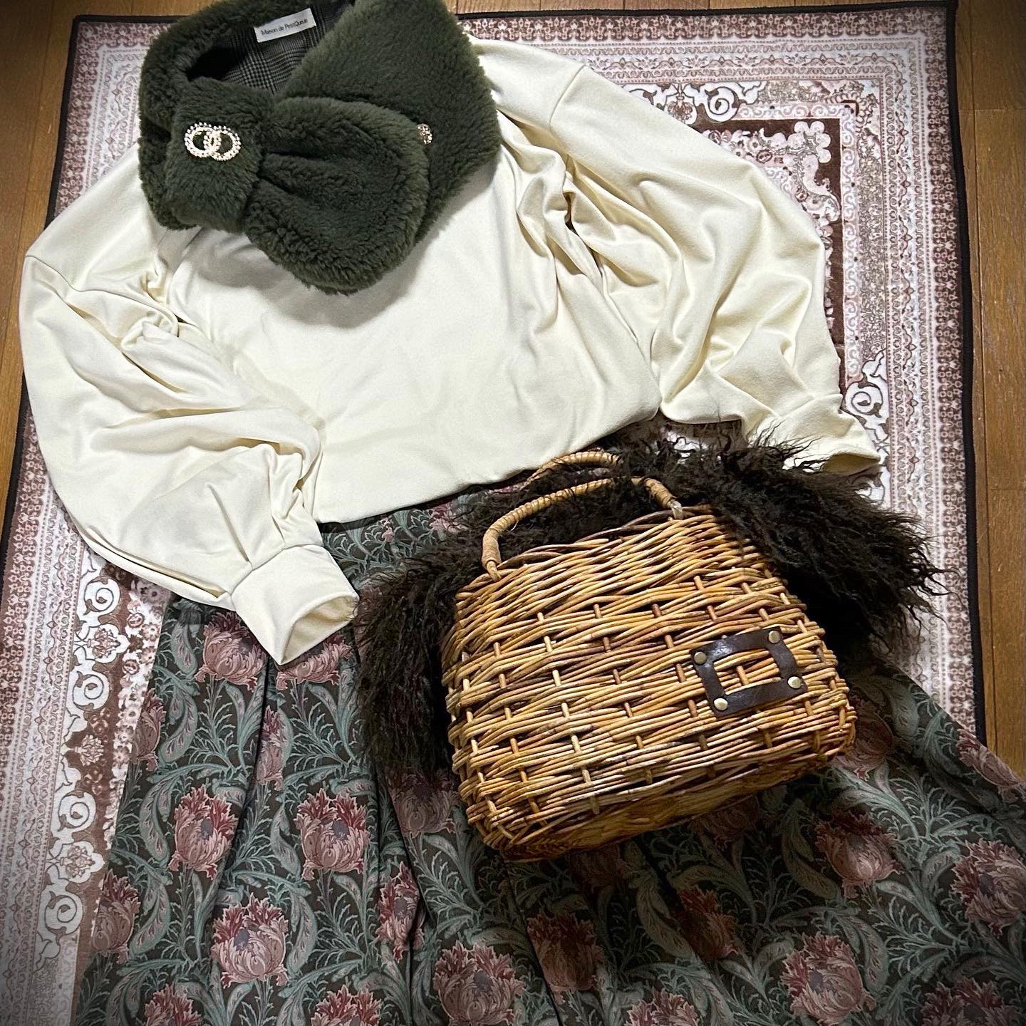 ブローチ付きボアマフラー（カーキ）