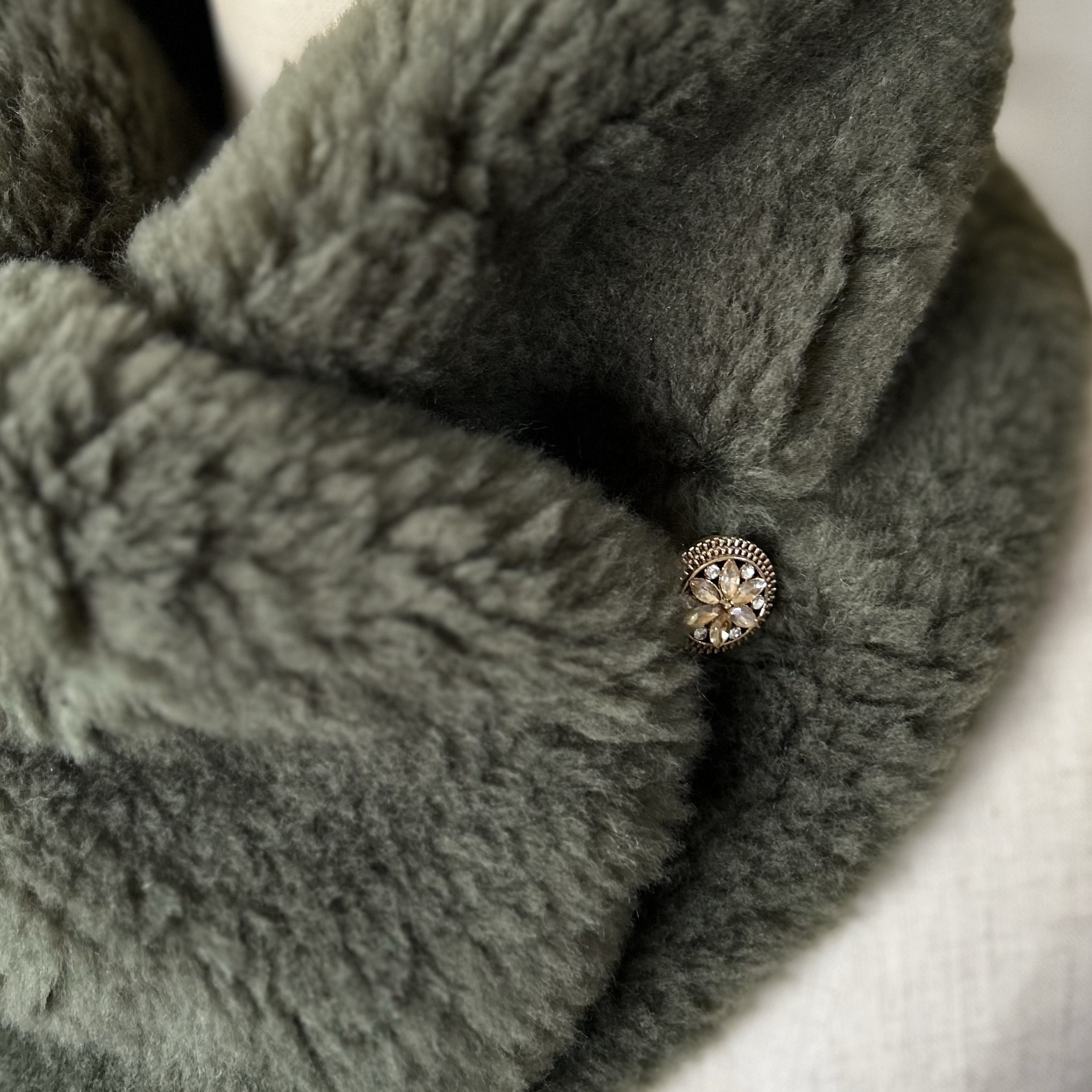 ブローチ付きボアマフラー（カーキ）