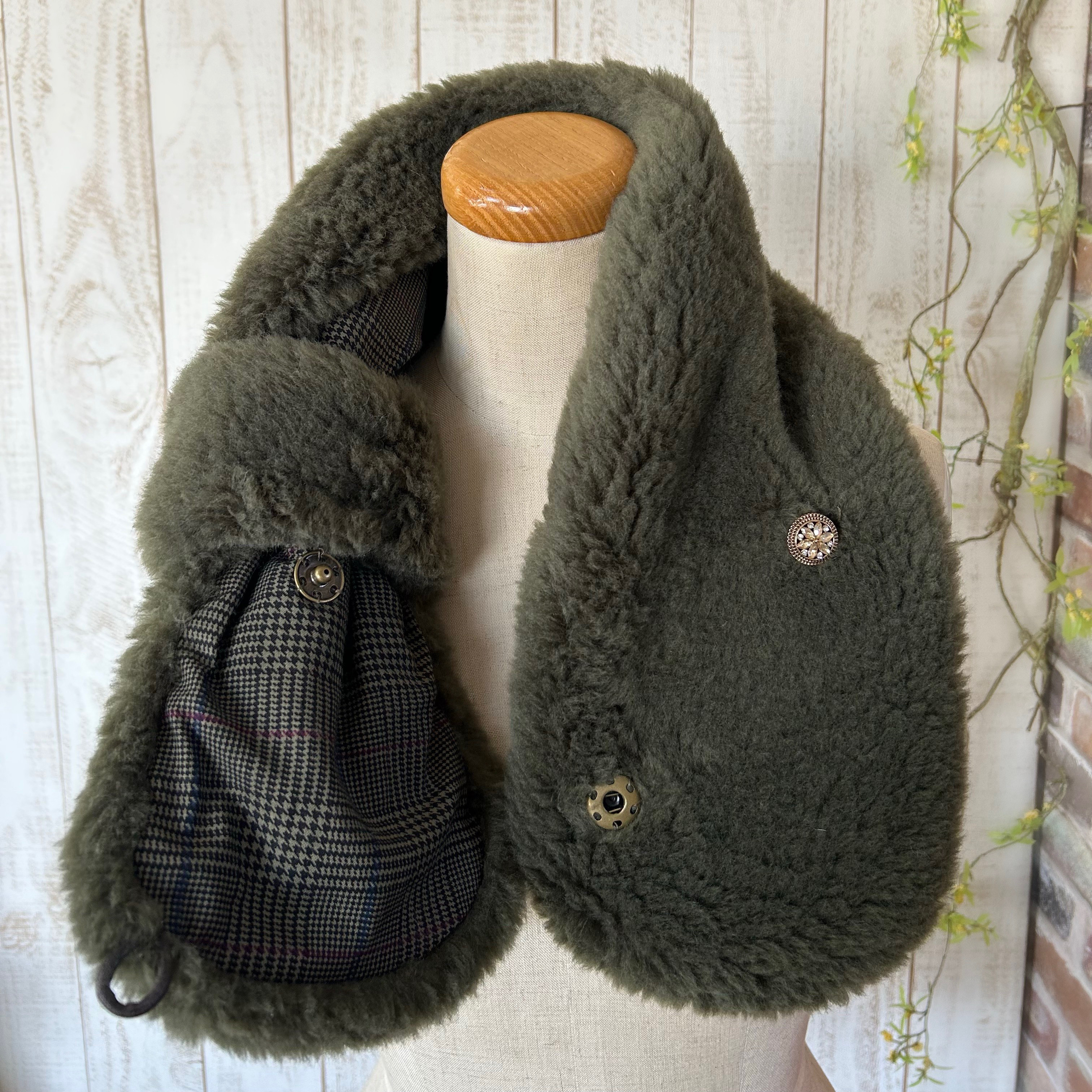 ブローチ付きボアマフラー（カーキ）