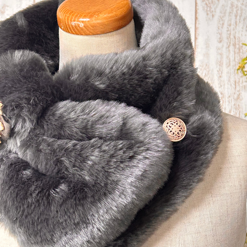 Creema限定】ブローチ付きエコファーマフラー（チャコールグレー  