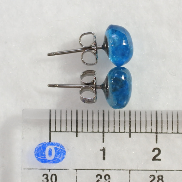 （獨一無二的物品）霓虹藍磷灰石耳釘（8 x 6 毫米，鈦柱） 第5張的照片