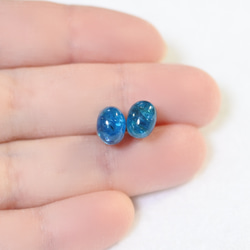 （獨一無二的物品）霓虹藍磷灰石耳釘（8 x 6 毫米，鈦柱） 第4張的照片