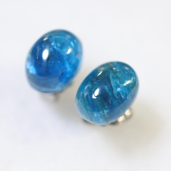 （獨一無二的物品）霓虹藍磷灰石耳釘（8 x 6 毫米，鈦柱） 第3張的照片