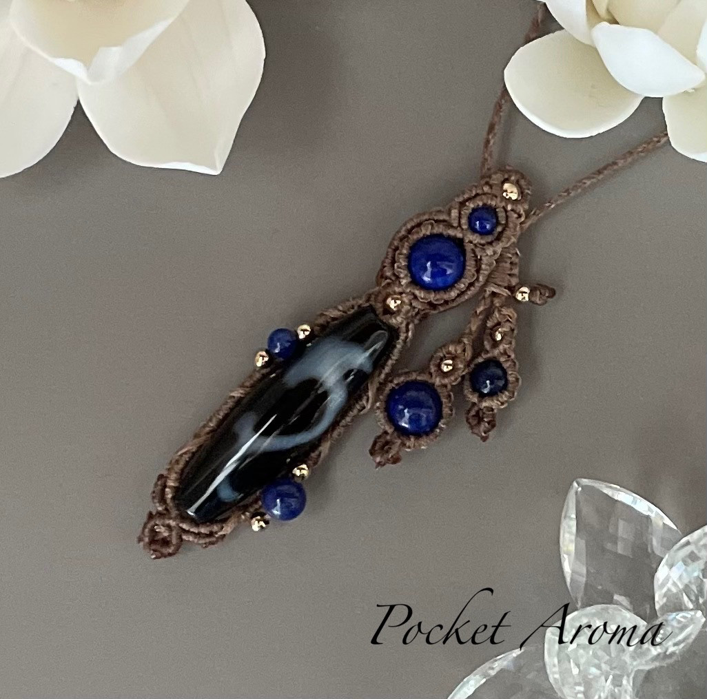 『瑠璃』如意天珠とラピスラズリのマクラメペンダントネックレス