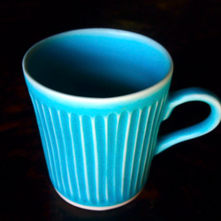ターコイズブルーのマグカップ　すっきりシンプルなシルエットです！　磁器　ターコイズ 5枚目の画像