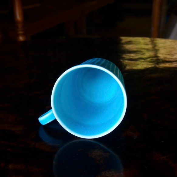 ターコイズブルーのマグカップ　すっきりシンプルなシルエットです！　磁器　ターコイズ 3枚目の画像