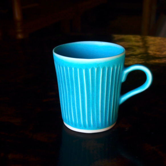 ターコイズブルーのマグカップ　すっきりシンプルなシルエットです！　磁器　ターコイズ 1枚目の画像