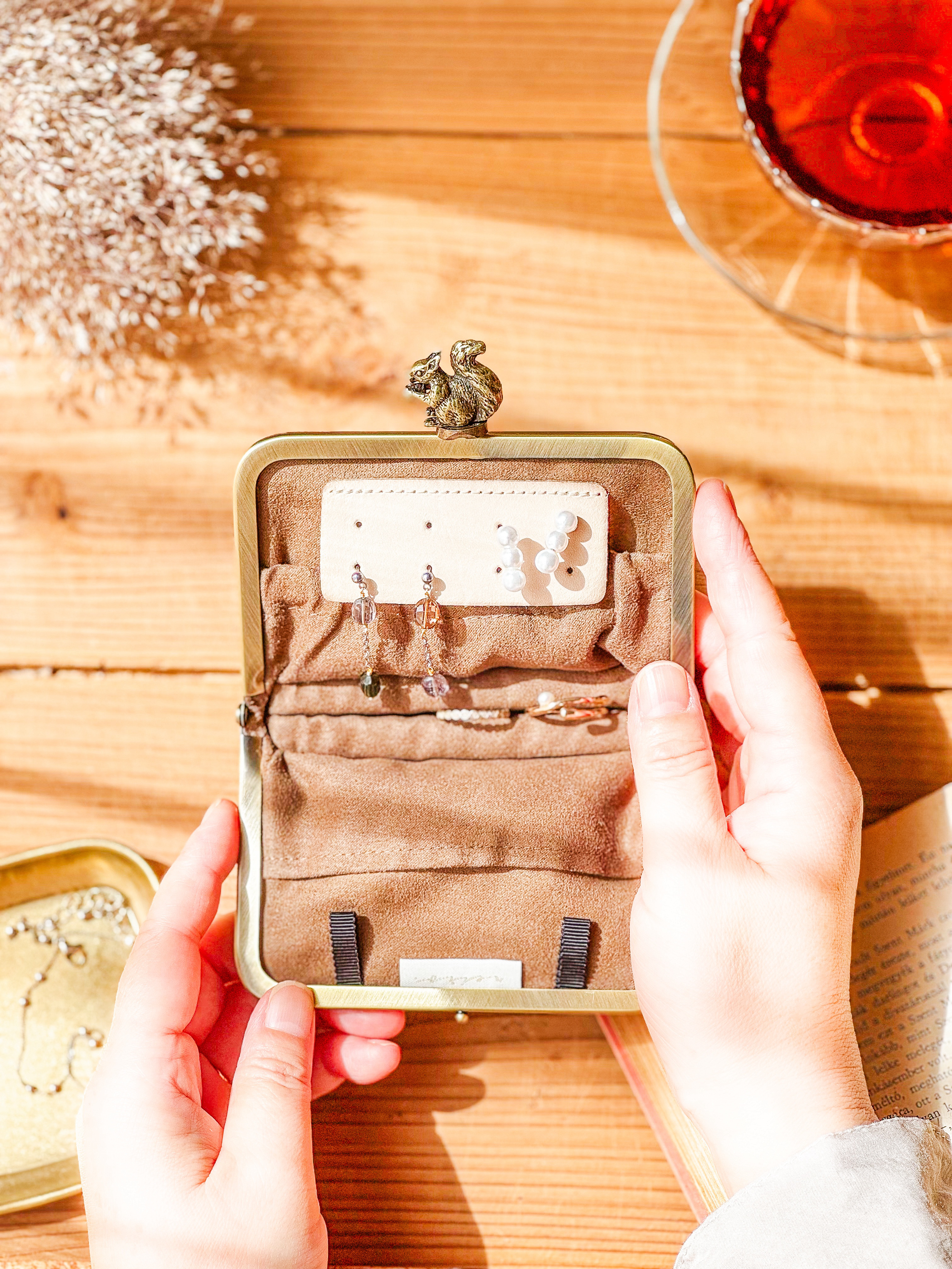 冬の旅行・お出かけに便利な 動物モチーフのがま口アクセサリーポーチ ブラック｜軽量・コンパクト