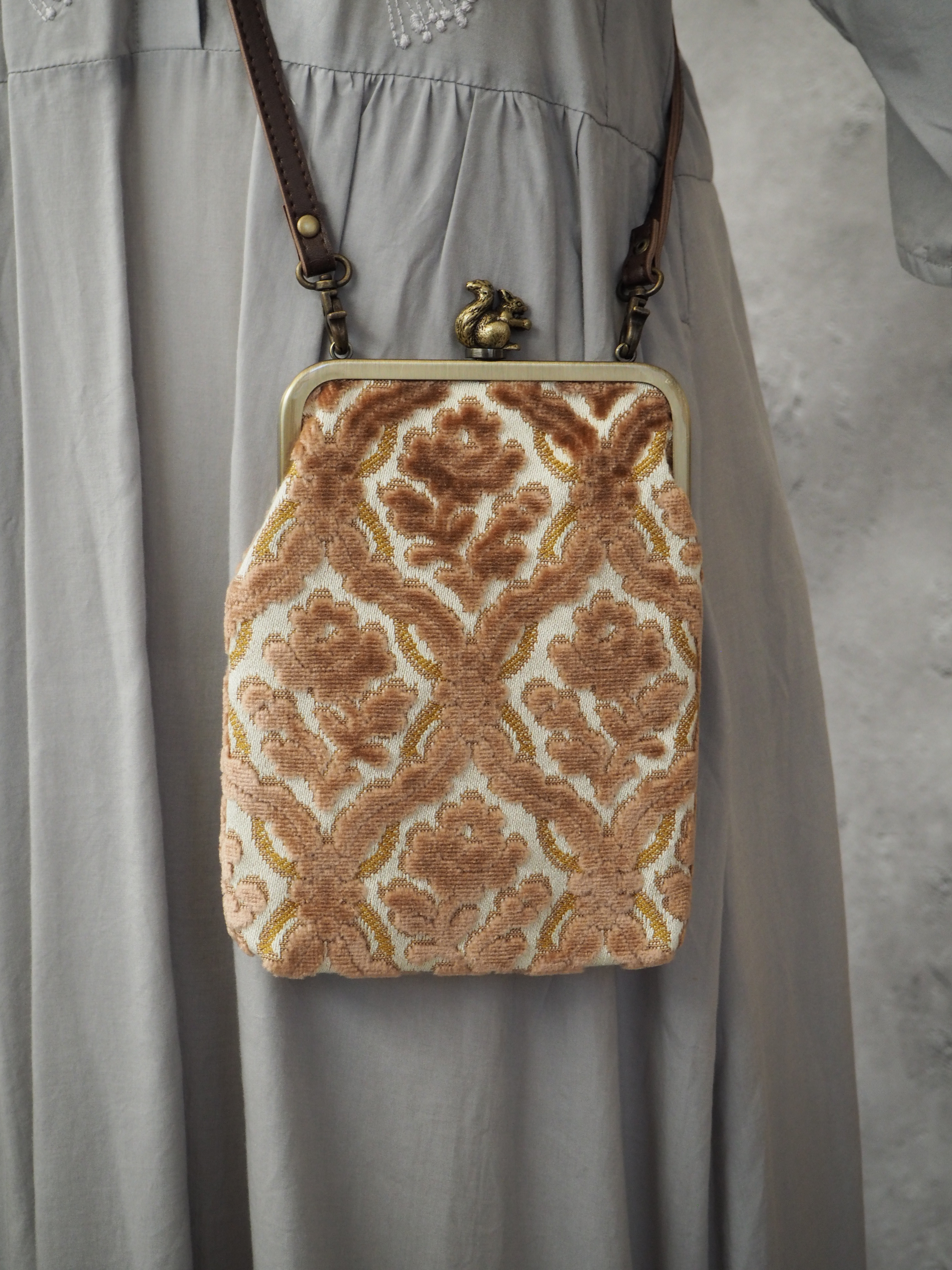 ジャガードが映える がま口スマホポーチ｜動物モチーフ付き ピンクブラウン ギフトに人気のショルダータイプ