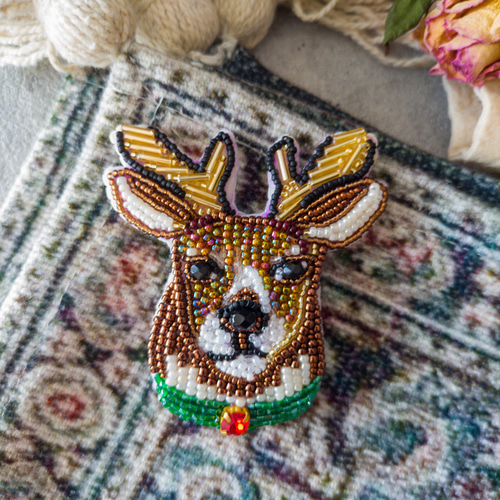 イケメンなトナカイのブローチ｜ビーズ刺繍 ブローチ kana-buhi