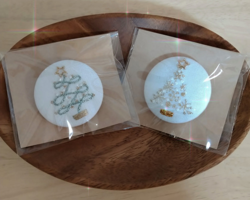 くるみボタンで作る「クリスマスツリー」の刺繍ブローチ ブローチ
