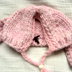 ピンクのたれ耳うさぎのふんわりニット帽 3枚目の画像