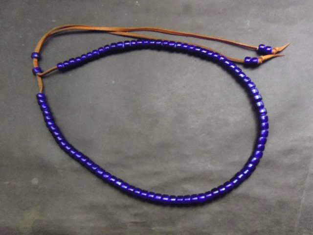 ホワイトハーツビーズ ネックレス 紺色