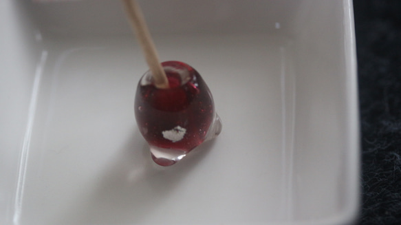 クリアに赤、プラチナ箔の入ったトンボ玉のお香立て（白い小皿つき） 3枚目の画像