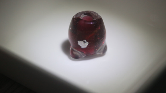 クリアに赤、プラチナ箔の入ったトンボ玉のお香立て（白い小皿つき） 1枚目の画像