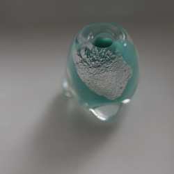 クリアに薄緑、プラチナ箔の入ったトンボ玉のお香立て（白い小皿つき） 1枚目の画像