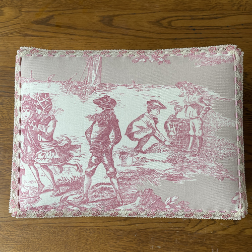 カルトナージュ裁縫箱 ピンクの裁縫箱です 裏地も赤桃色で可愛らしい