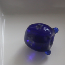 青に花柄のトンボ玉のお香立て（白い小皿つき） 2枚目の画像