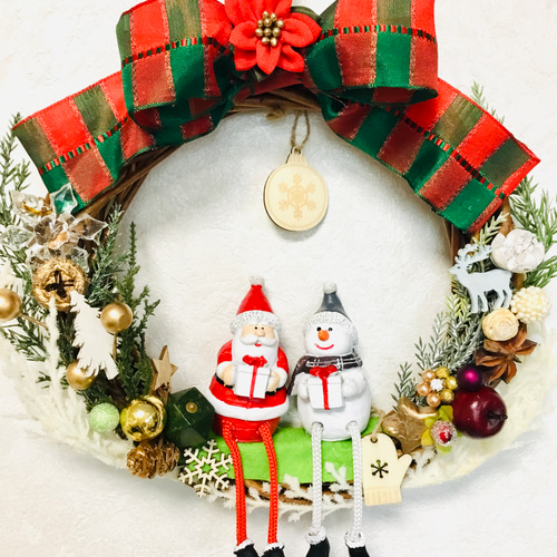 プレゼント交換をするスノーマンとサンタさんクリスマスリース