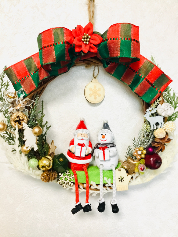 プレゼント交換をするスノーマンとサンタさんクリスマスリース リース