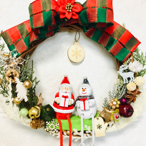 プレゼント交換をするスノーマンとサンタさんクリスマスリース リース