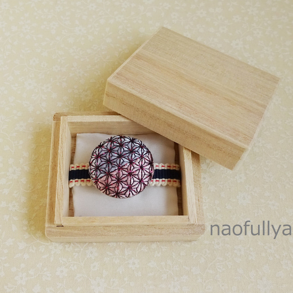 【桐箱付き】日本刺繍　麻の葉　帯留　水色とピンクラメ 1枚目の画像