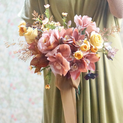 【テラコッタ色ドレスに似合う】ブラウン系シンビジュームとオータムイエローローズのウェディングブーケ・ブトニア 2枚目の画像