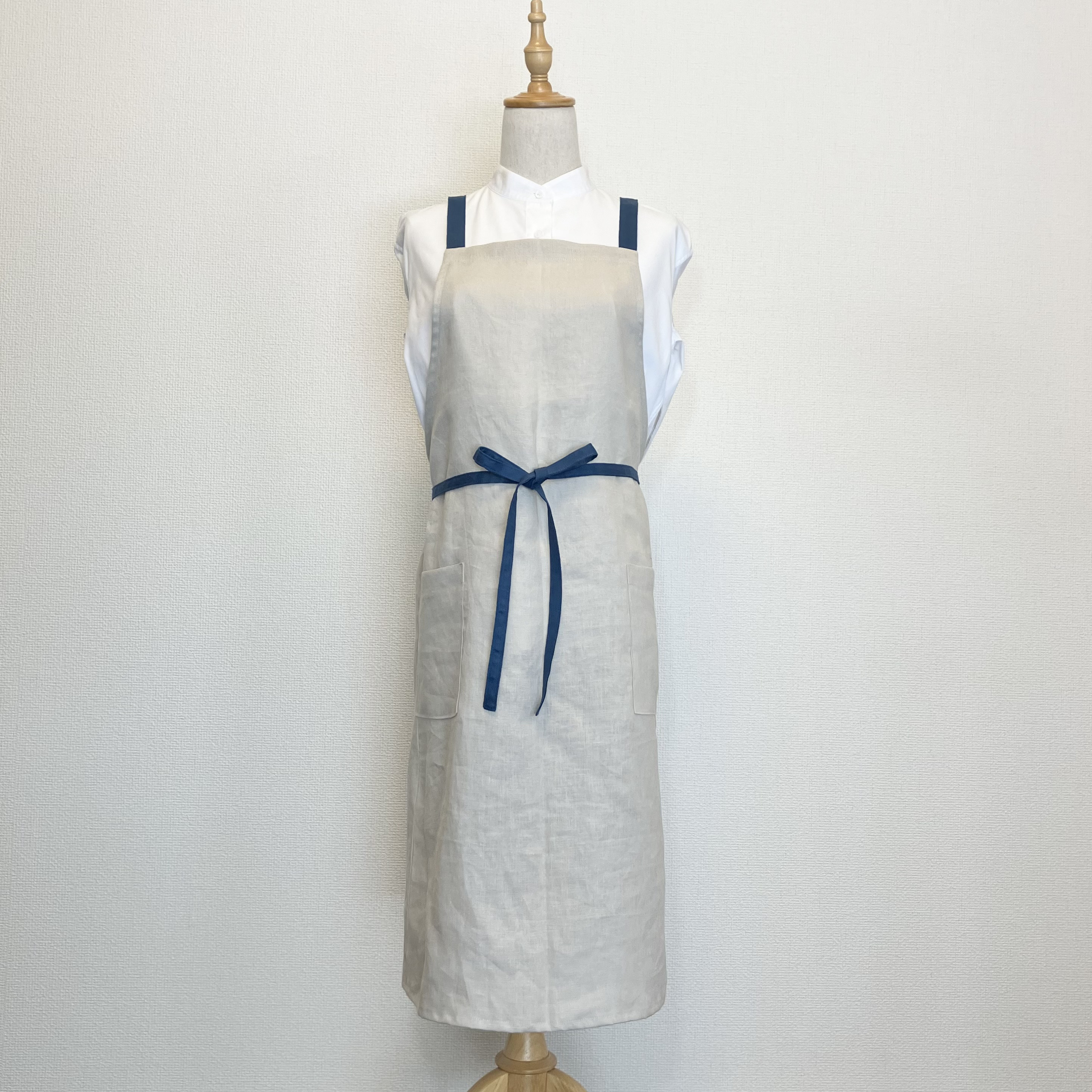 リネンエプロン　肩紐クロス《アイボリー×ブルー》お尻が隠れるエプロン