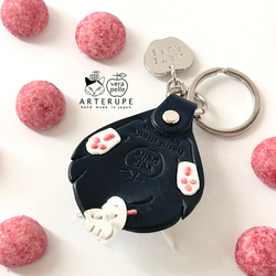 ロングヘアー黒猫×ソックスのキーリング Pretzel ピンクの肉球 本革 2枚目の画像