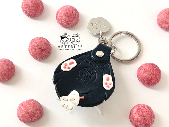 ロングヘアー黒猫×ソックスのキーリング Pretzel ピンクの肉球 本革 2枚目の画像