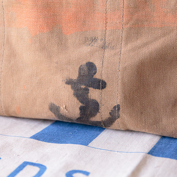 40’s or 50’s イギリス海軍Royal NavyヴィンテージキャンバストートバッグLサイズIND1380 the is 40’s or but 50’s from of it Royal Navy canvas and The fabric There no writing on there stencil an anchor mark thick