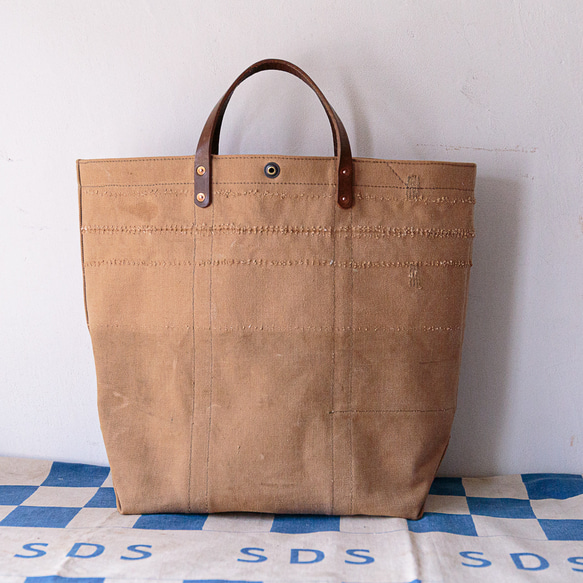 40’s or 50’s イギリス海軍Royal NavyヴィンテージキャンバストートバッグLサイズIND1380 the is 40’s or but 50’s from of it Royal Navy canvas and The fabric There no writing on there stencil an anchor mark thick