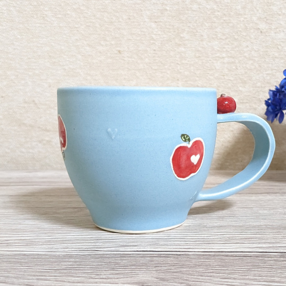 りんごとハート柄のマグカップ(りんご付き/水色) 2枚目の画像