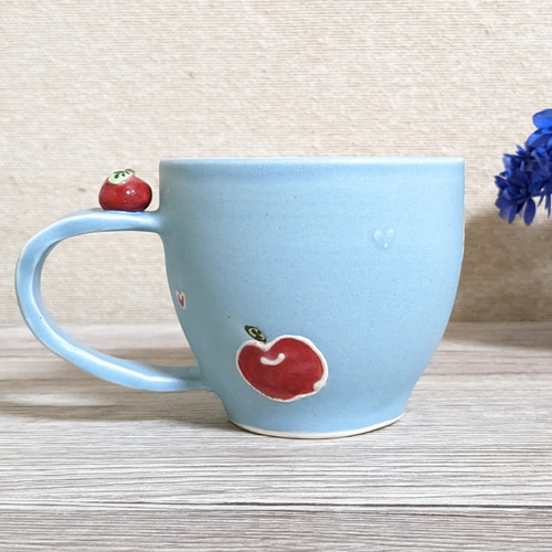 りんごとハート柄のマグカップ(りんご付き/水色) マグカップ アトリエ