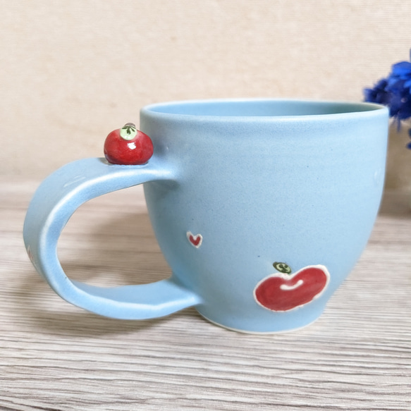 りんごとハート柄のマグカップ(りんご付き/水色) 5枚目の画像