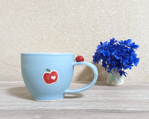 りんごとハート柄のマグカップ(りんご付き/水色) マグカップ アトリエ