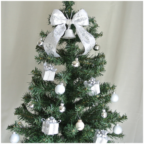 大きなクリスマスツリー 白いリボン付き