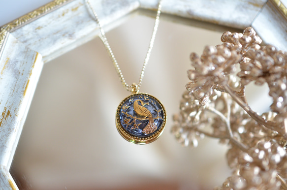 予言する鳥 ペンダント】（群青） チェコガラスボタン 60㎝ ネックレス