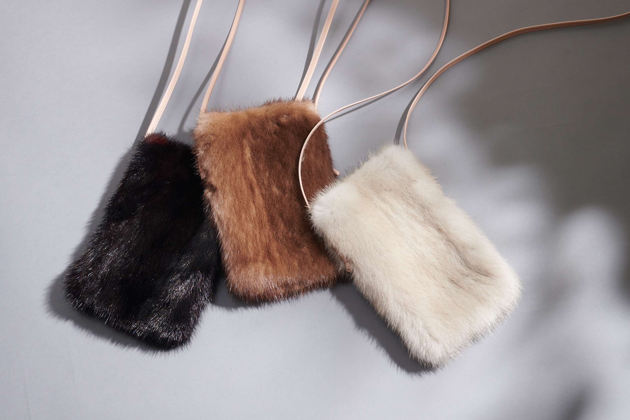 【送料無料】リアルファーのスマホポーチ【ブラウン/ブラック/アイボリー】