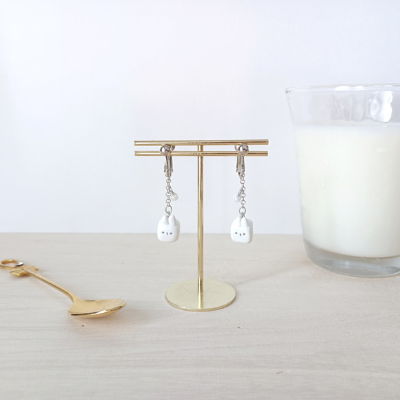 ミルクうさぎキューブのイヤリング／ピアス .シンプル小ぶり 3枚目の画像