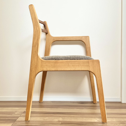 片肘のデザインが個性的な木地出しフレームチェア 椅子（チェアー