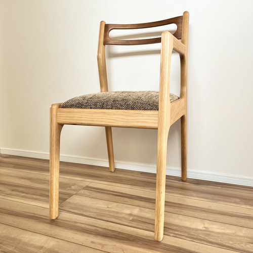 片肘のデザインが個性的な木地出しフレームチェア 椅子（チェアー