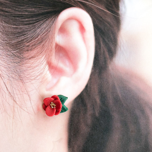 ○ポリマークレイ○ツバキのミニピアス/イヤリング/椿 ピアス