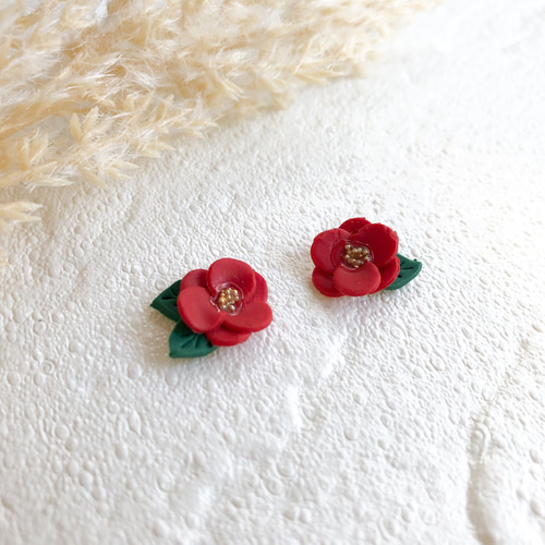 ○ポリマークレイ○ツバキのミニピアス/イヤリング/椿 ピアス