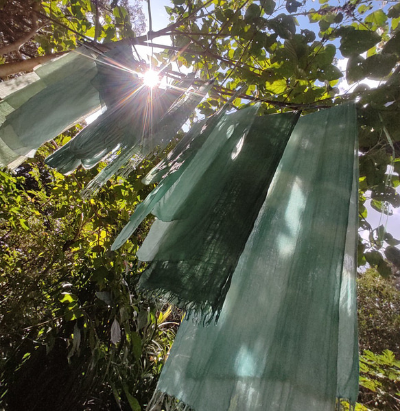 屋久島の草木染めウールストール（アマクサギの水色の波紋模様） 19枚目の画像