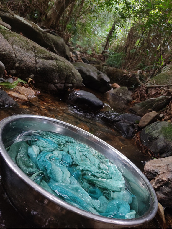 屋久島の草木染めウールストール（アマクサギの水色の波紋模様） 18枚目の画像