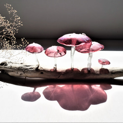 ガラスのキノコ　置物　オブジェ　シロ粒ピンク5本 1枚目の画像