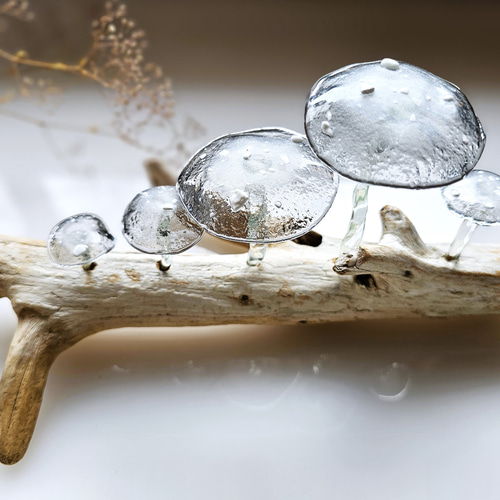 小花を閉じ込めたガラス製キノコ型オブジェ