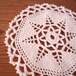 ドイツの手仕事/アイボリー色の糸で編まれたラウンド形手編みドイリー (未使用品 ヴィンテージ リメイク素材） 6枚目の画像